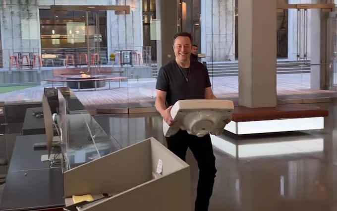 Musk arrives at Twitter HQ in San Francisco with a Kitchen Sink